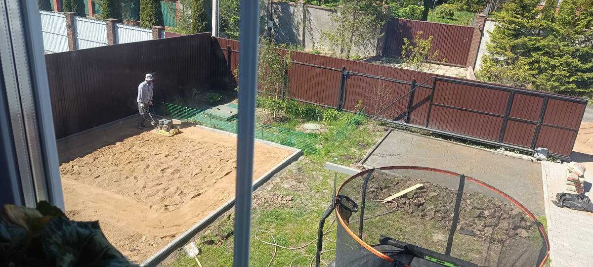 Площадки казались просто огромными - весь участок закрывали!