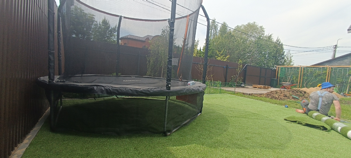 Мы стелили этот газон вдвоем, у меня было 8 месяцев беременности на тот момент. Тяженько было. :)