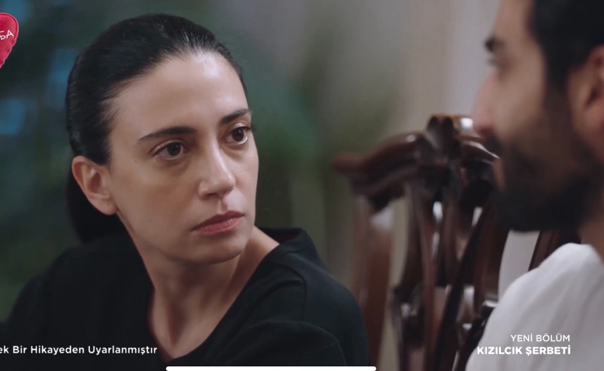 Нурсема демонстрирует окружающим свой авторитет за ужином.