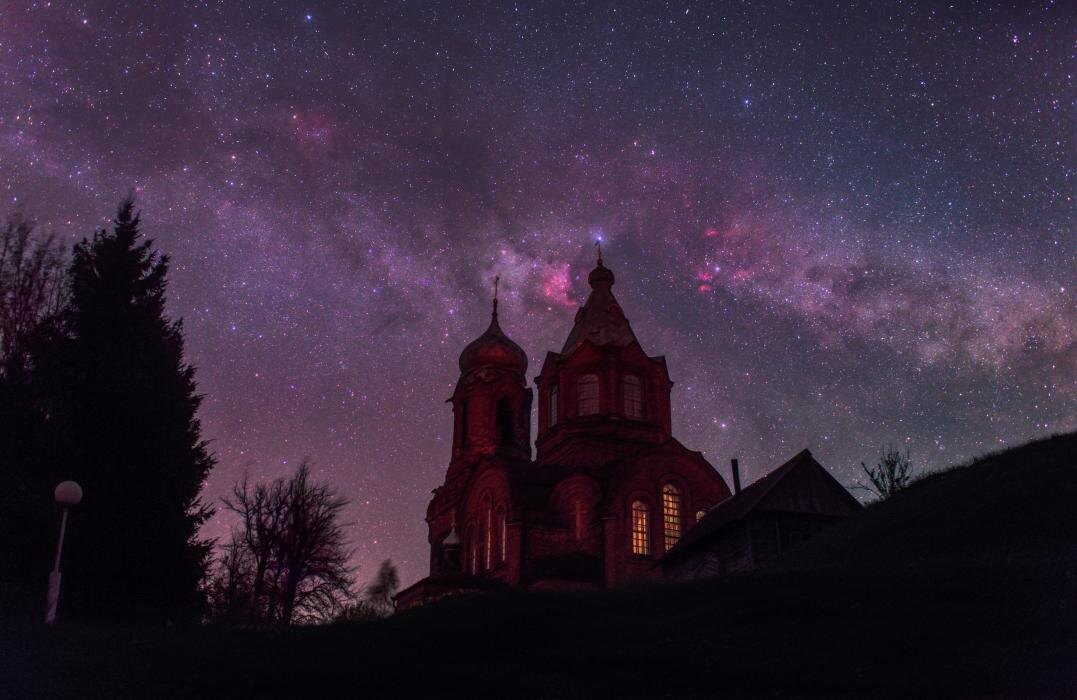 Созвездие Лебедя над храмом Михаила Архангела
Фото: Петр Митрофанов