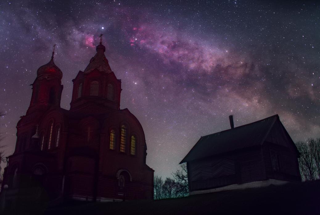 Созвездие Лебедя над храмом Михаила Архангела
Фото: Петр Митрофанов