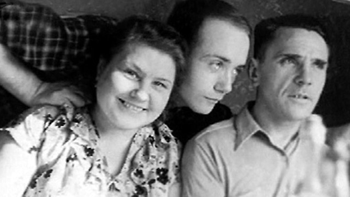 Леонид Куравлев с родителями