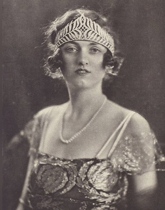 Назли в юности