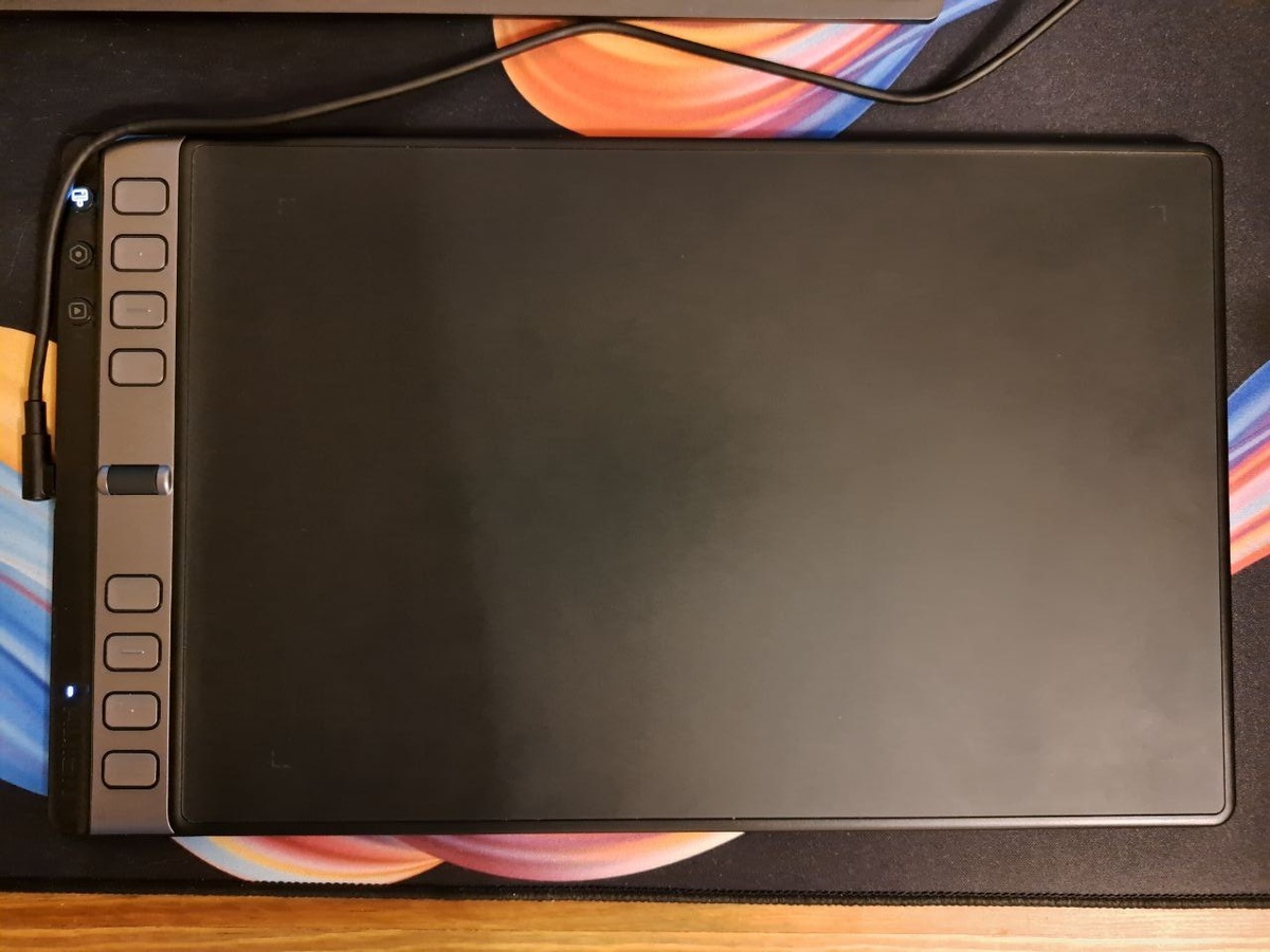 HUION Inspiroy 2L, уже полгода в использовании.