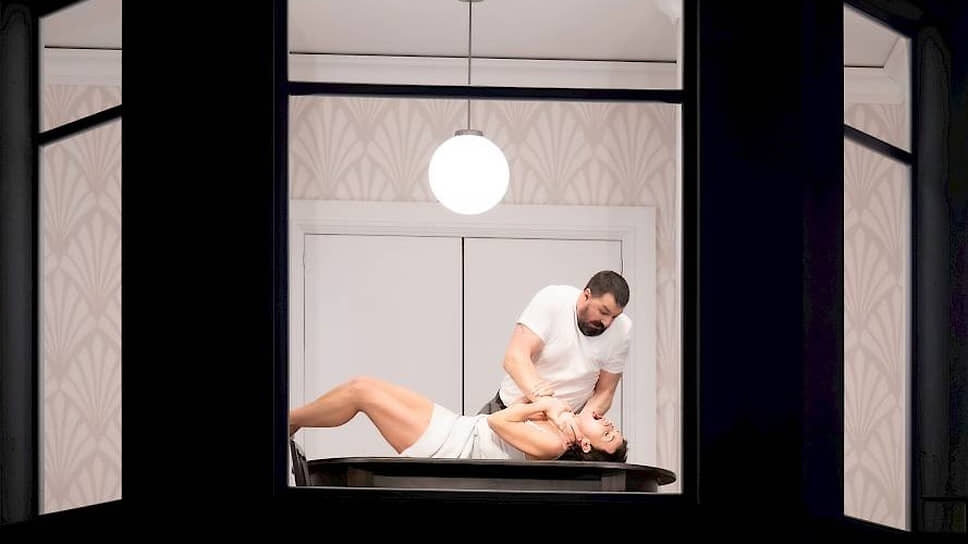 За все более агрессивным безумием Пауля (Эрик Катлер) зритель «подглядывает» сквозь окна его буржуазной квартиры.📷Фото: Monika Ritters / opernhaus