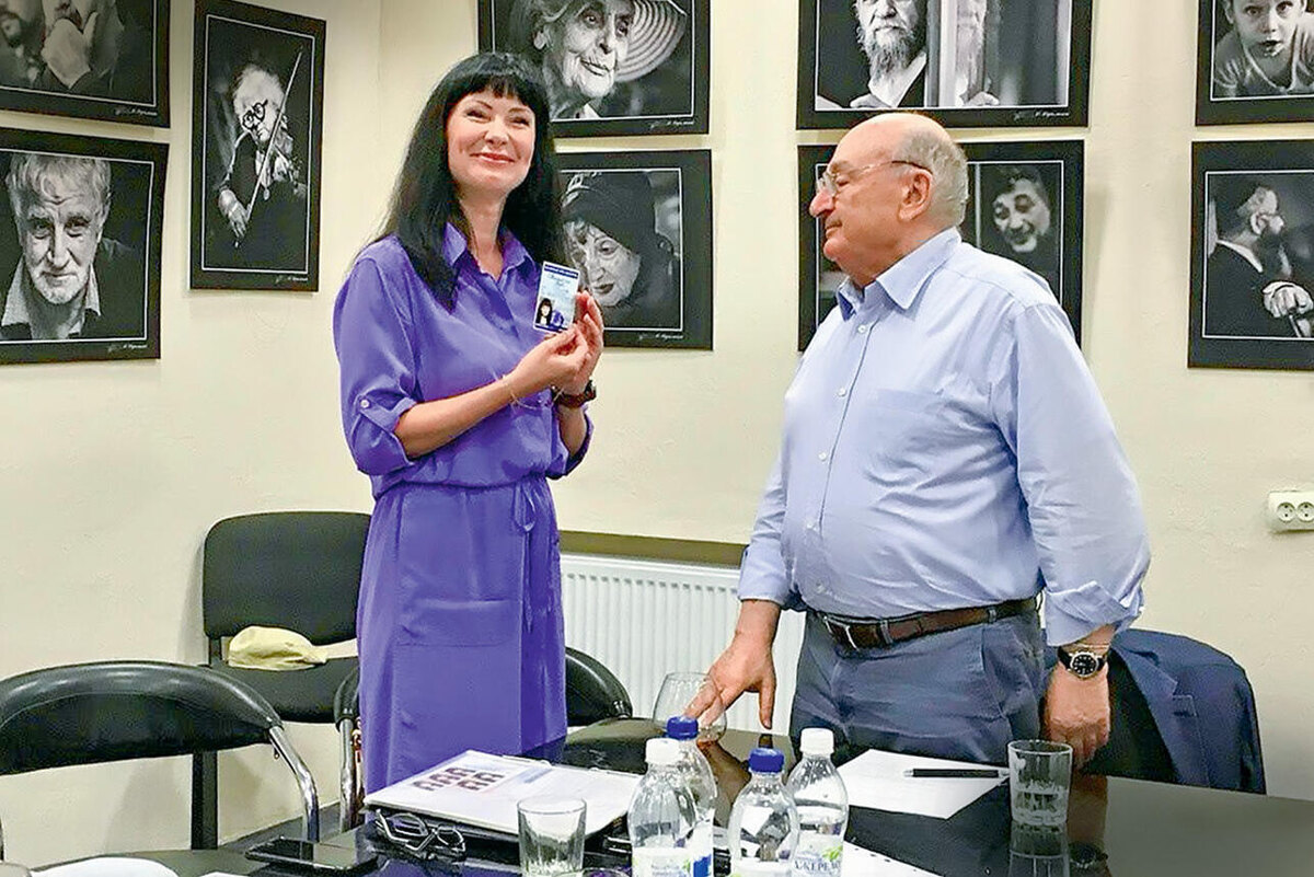    «У меня много любимых высказываний Михаила Михайловича, которые со мной навсегда, — они такие точные! Например: «Как можно отличить настоящие бриллианты от ненастоящих на женщине? По лицу!» Ну это гениально!» Михаил Жванецкий вручает Нонне Гришаевой членский билет Клуба одесситов Фото из личного архива Нонны Гришаевой