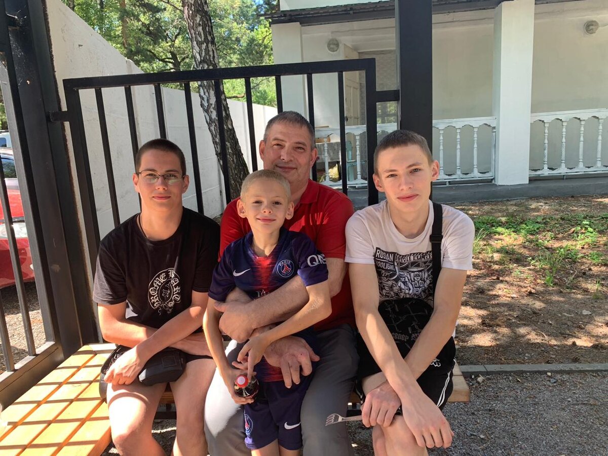 Мой зять с моими внуками. 