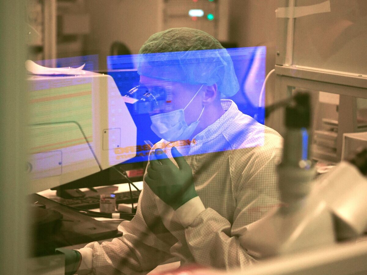    Лаборант за работой© РИА Новости / Александр Кряжев