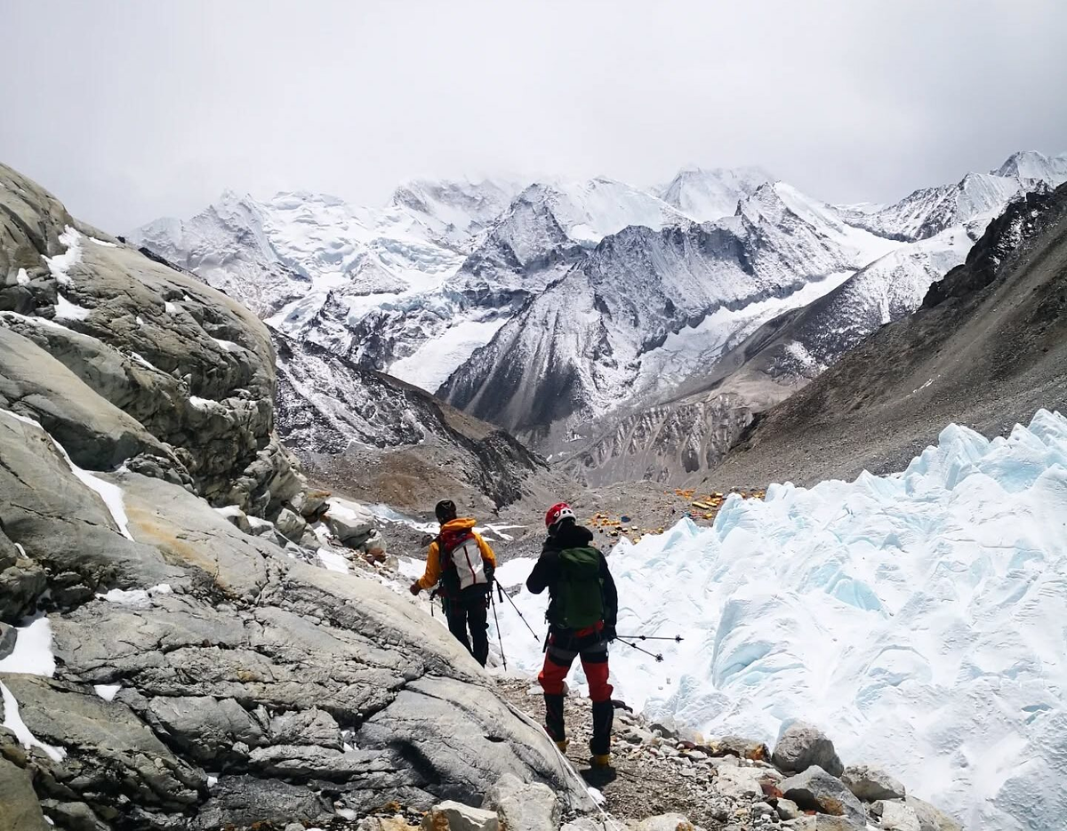 Альпинисты направляются в лагерь-1 на Макалу. Фото: Василий Пивцов