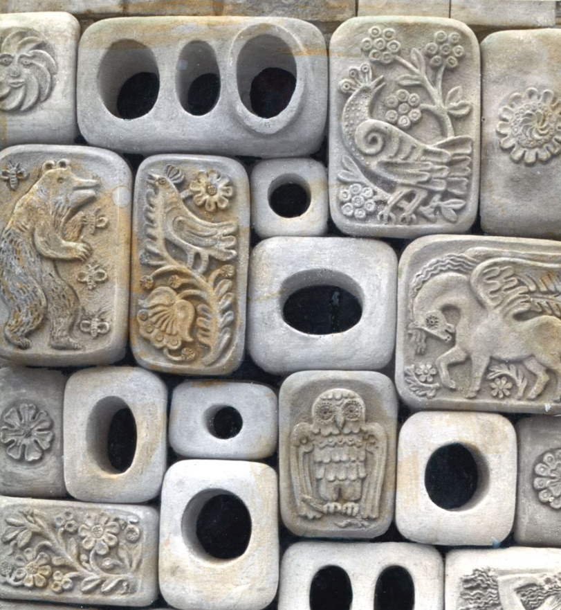    Элементы из керамики, маскирующие воздухозаборную шахту во дворе жилого дома Admin