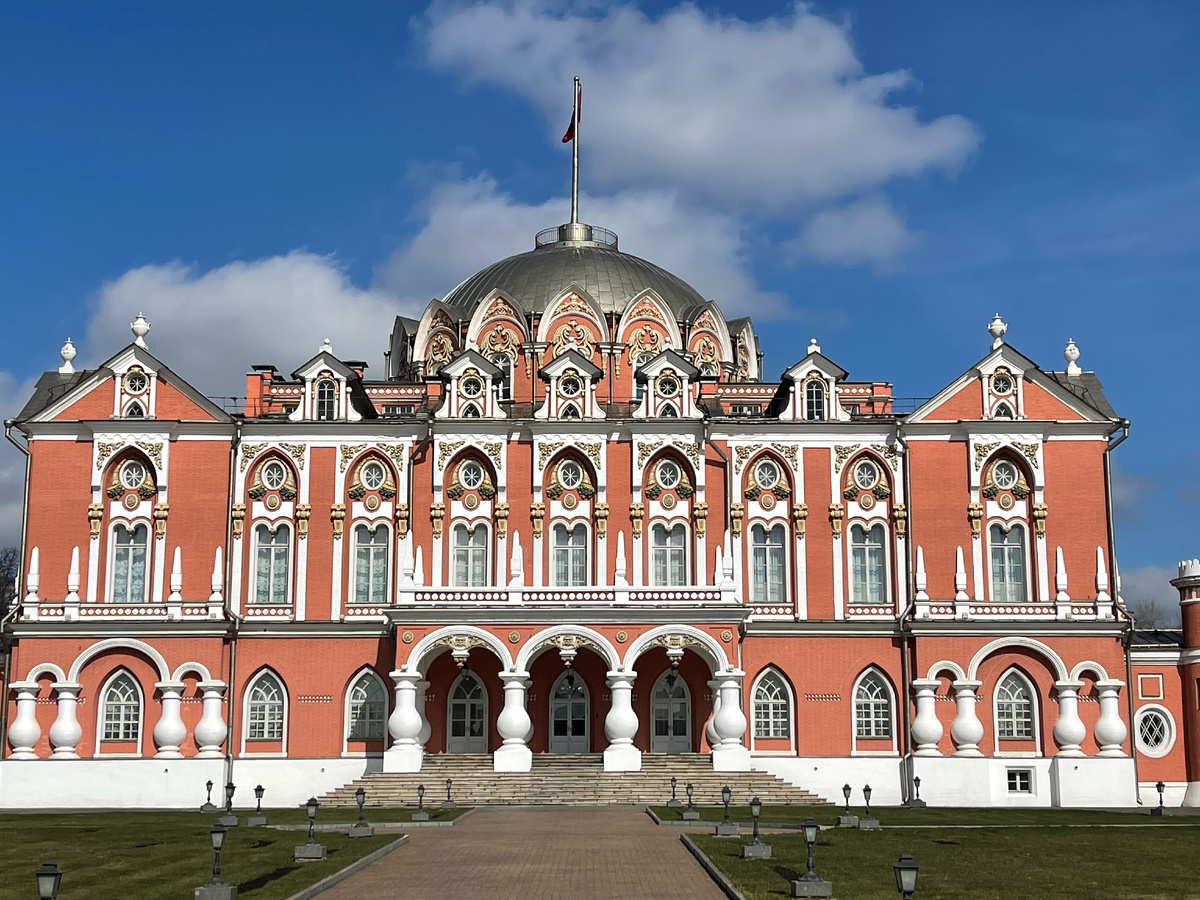 Петровский путевой дворец Листайте галерею