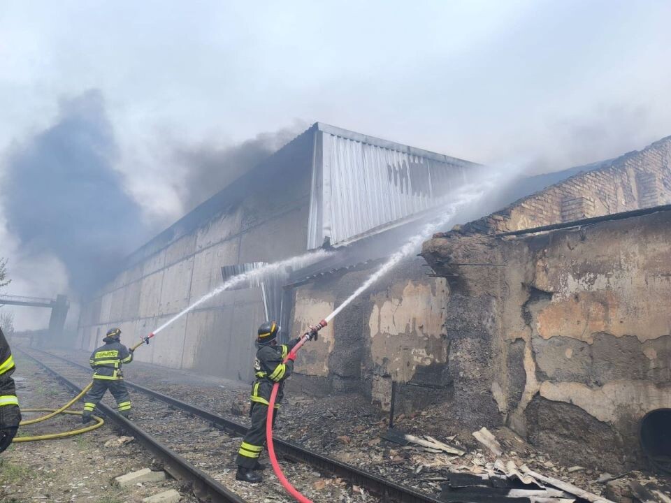    Тушение складов в Веселоярске. Источник: ГУ МЧС по Алтайскому краю