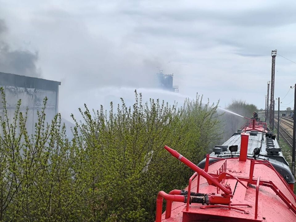    Тушение складов в Веселоярске. Источник: ГУ МЧС по Алтайскому краю