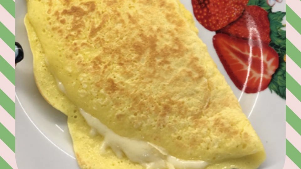 Иногда готовлю себе просто один такой блинчик и больше ничего к нему не добавляю. Просто натираю побольше сыра🧀 внутрь и всё. Да даже так он получается очень вкусным и питательным.