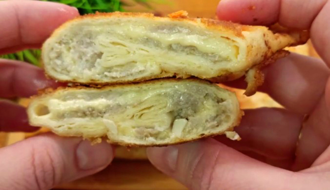 Взяла обычный лаваш, и через 20 минут уже едим. Никакой возни с тестом, все просто и быстро. С чаем или кофе, очень сочные ленивые пирожки.