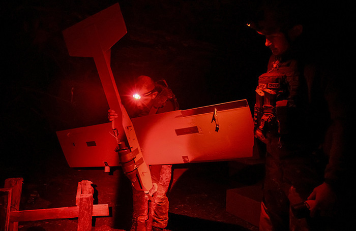    Военнослужащие ВСУ готовят ударный беспилотник к полету.REUTERS