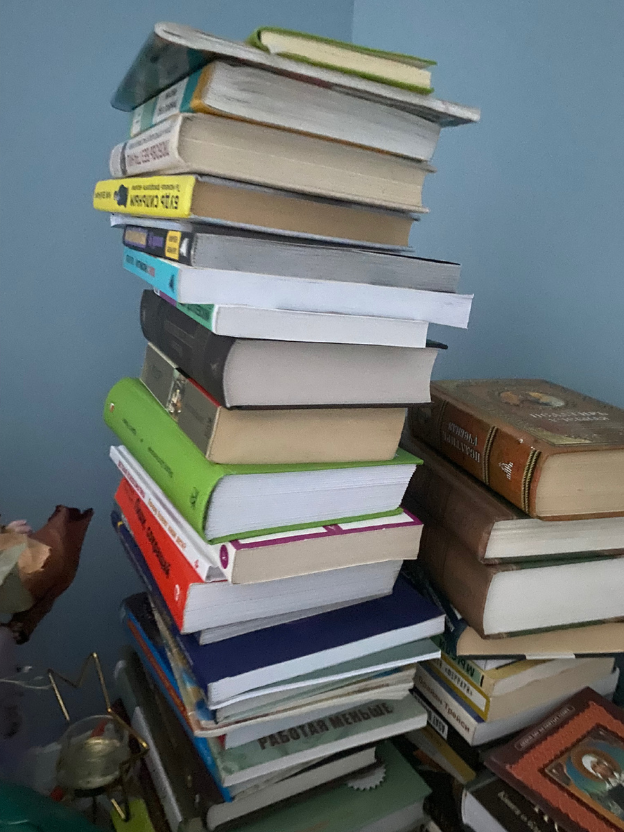 Это все мне надо прочитать. Фото автора.