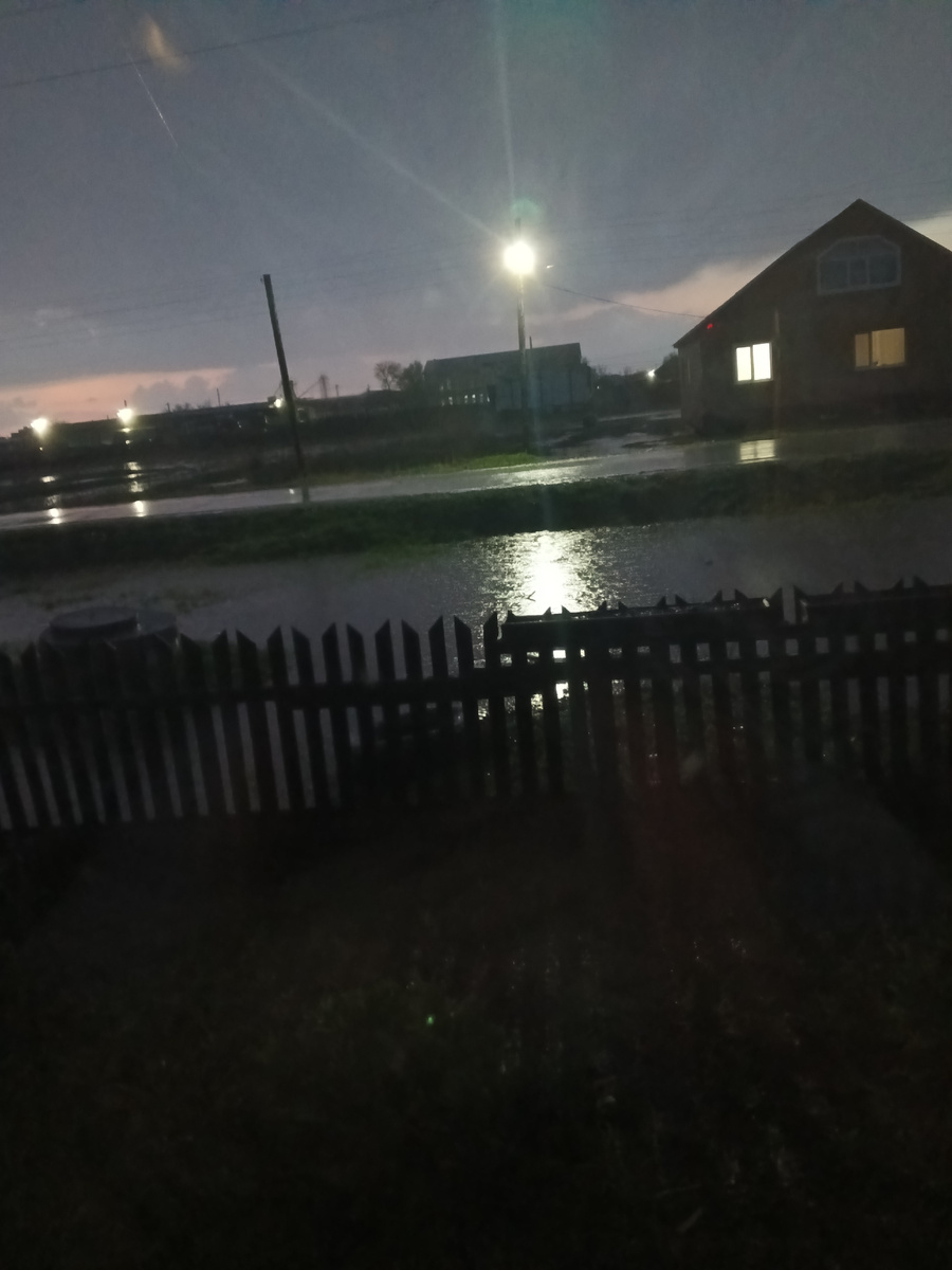 Это вчера уже с 9 вечера началось, и продолжалось до 3 часов ночи, с грозой, с молнией. 