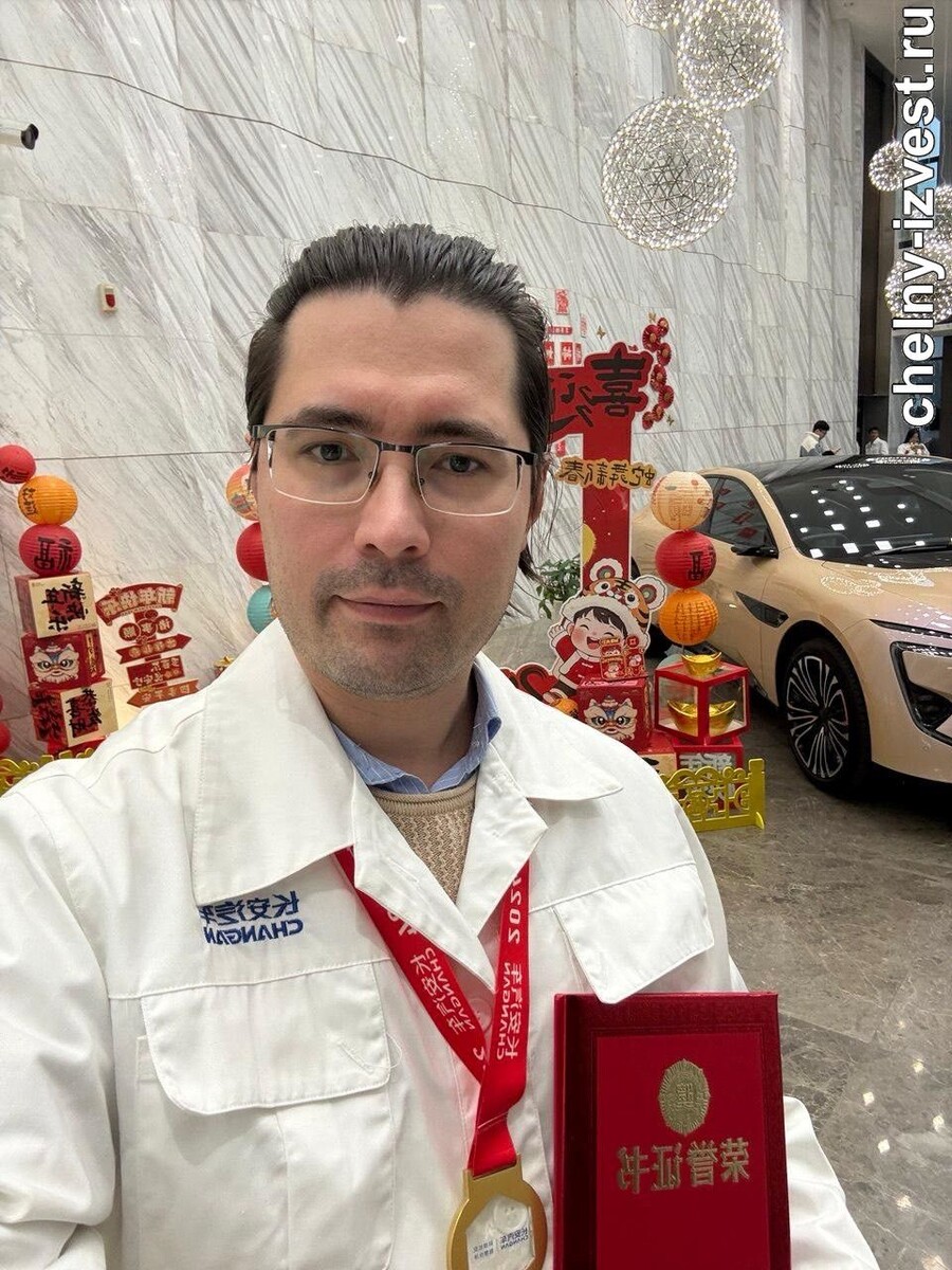    Камилю 36 лет. Закончил в Набережных Челнах гимназию №76 в 2007 году, год учился в НГПИ, где познакомился на худграфе с будущей женой Региной. В 2008 году поступил в Москву на дизайнера в МАМИ, окончил в 2014-м. В 2014-2015 гг. обучался в Милане в SPD на магистра. В Москве Регина несколько лет работала в кинокомпании «Русское». Старшему сыну Даниэлю 9 лет, он в 3 классе, младшему сыну Аделю 3 года.