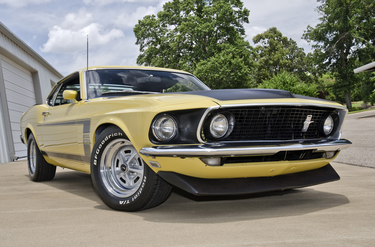    ### Mustang Boss 302 В эпоху классических маслкаров 4,9-литровая «восьмерка» казалась вообще выбором тех, кто боится по-настоящему зверских тачек. Шутка ли, «Мустанг» первого поколения можно было заказать с семилитровым мотором! Но Boss 302 это не касается! Он проиграл бы дрэг-битву маслкару со здоровенным V8, зато накромил бы его пылью на извилистой дороге. Да-да, перед вами американский автомобиль, умеющий поворачивать!   
Ford