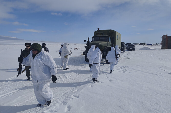 Группа захвата подбиралась к условному врагу в маскировочных халатах / Фото: УФСБ России по Чукотскому автономному округ