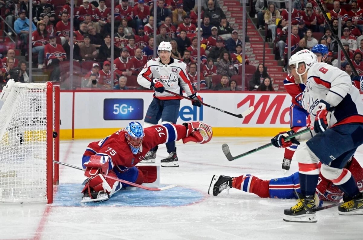    Нападающий «Вашингтон Кэпиталз» Алекс Овечкин забивает гол в ворота вратаря «Монреаль Канадиенс» Якуба Добеса.