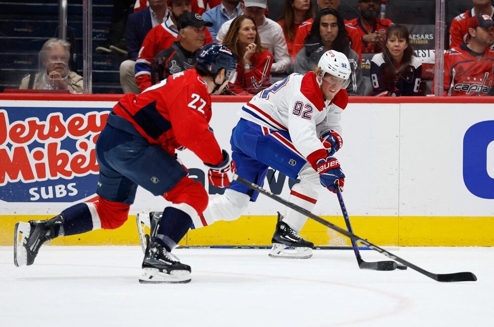    Правый крайний нападающий «Монреаль Канадиенс» Патрик Лейн (92) катается с шайбой, пока правый крайний нападающий «Вашингтон Кэпиталз» Брэндон Дьюхейм. Фото: Reuters