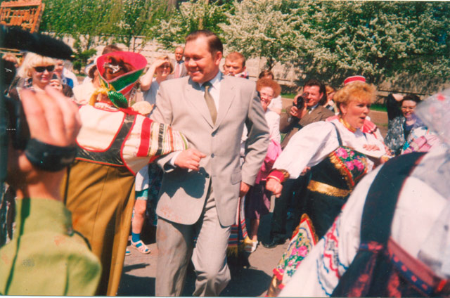 1999 год. Губернатор лихо отплясывает под баян на Дне города на площади возле БКЗ.
Фото: предоставлено А.Ануфриевым