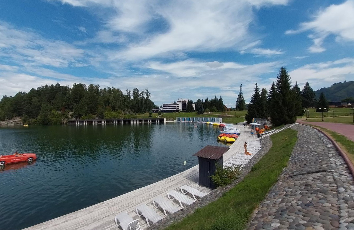 Пляж на озере Ая