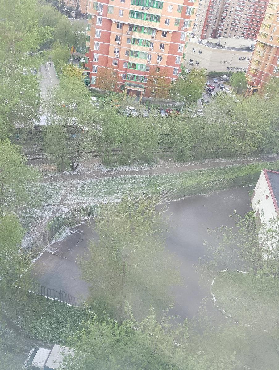 Днём солнце то и дело сменялось снегом, временами с градом. Были сильные порывы ветра. Фото автора