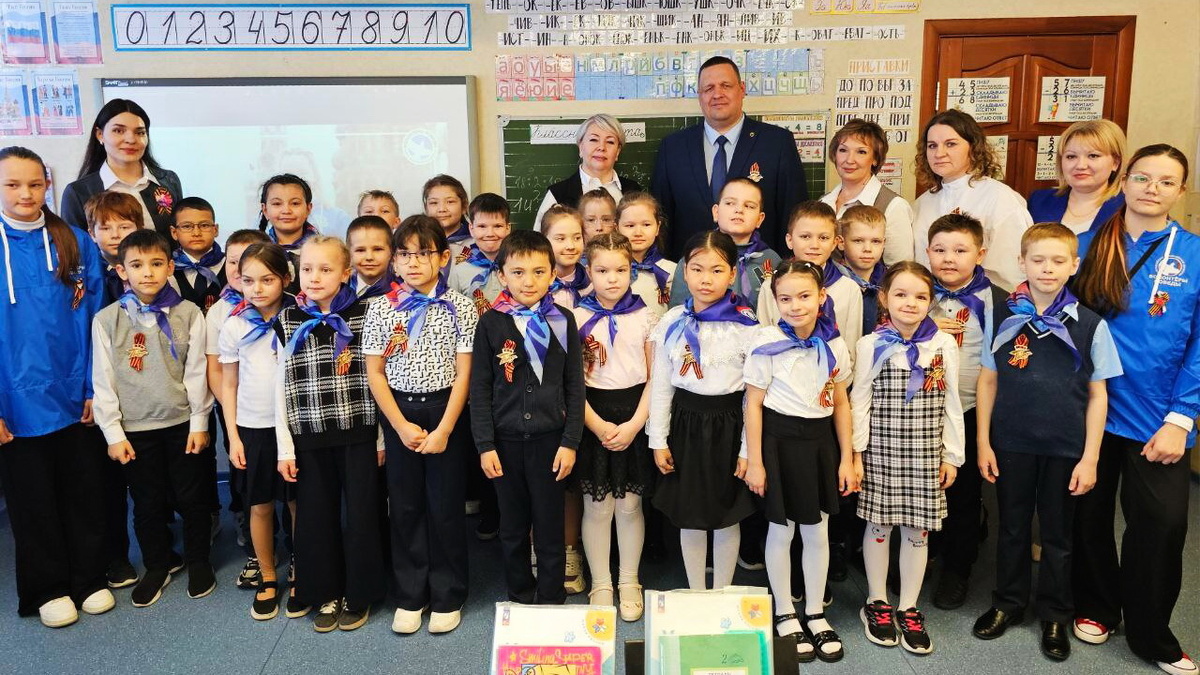    Школьники Нефтеюганска присоединились к акции «Значок Победы»