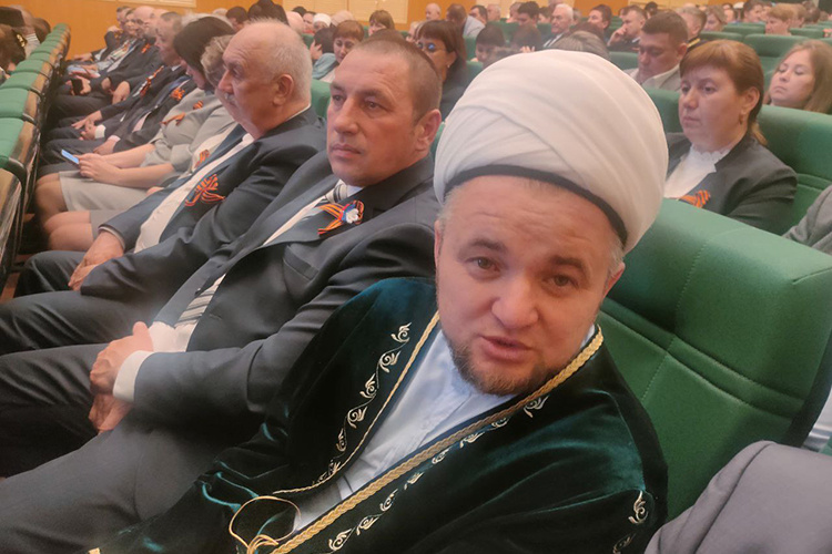    Имам-мухтасиб района Наиль Сагдиев: «Габдулахат Гилумханович не пропускает ни одной премьеры, радуется нашим успехам, всячески помогает нам, переживает неудачи».   
Фото: «БИЗНЕС Online»