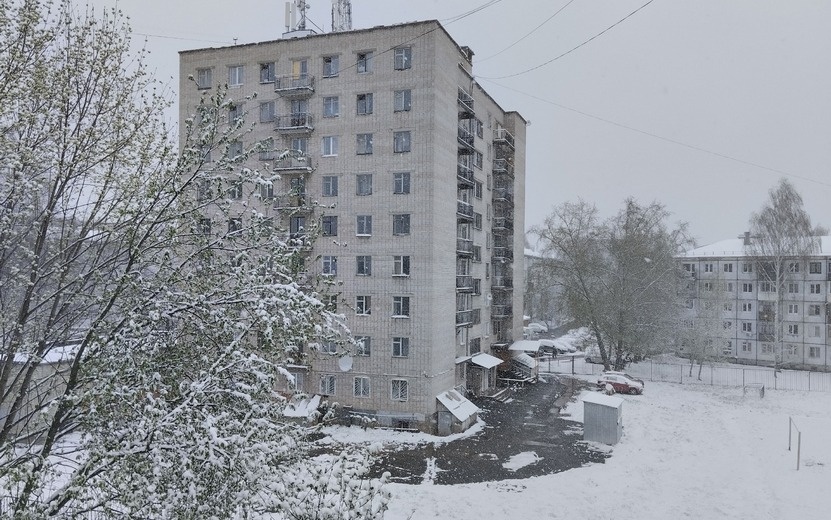    Такое вот короткое удмуртское лето: сильный снегопад накрыл Ижевск 28 апреля