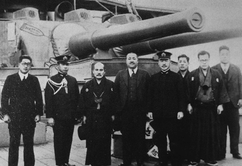 Уэсиба Морихэй с членами Императорской морского флота на борту военного корабля «Микаса» (1940)