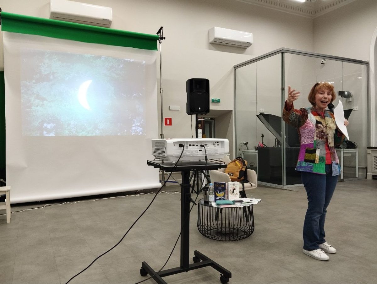    Марина Москвина с радостью презентовала свою новую, только что из типографии, книгу «Хрустальный желудок ангела»