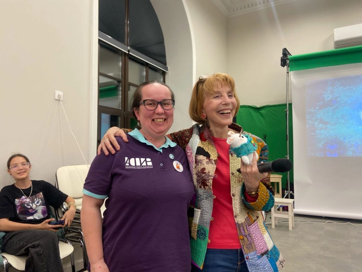    На встрече с нижегородцами Марине подарили того самого белого медведя из ее диктанта