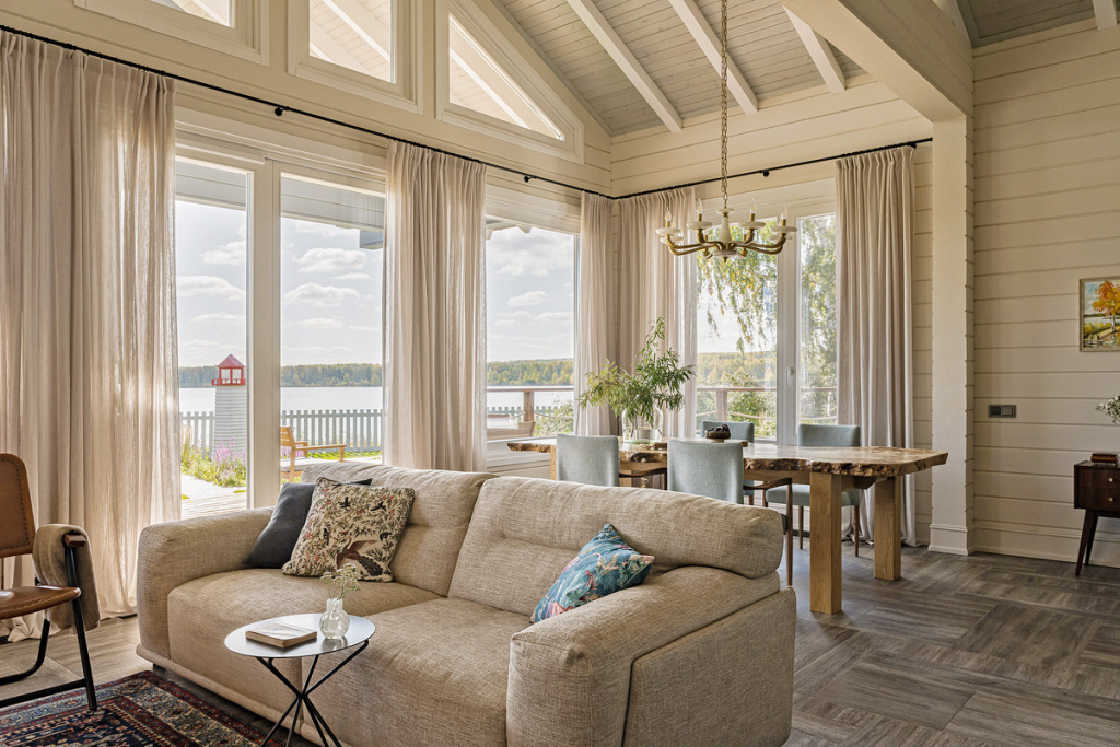 Шторы, Dartek; обеденный стол выполнен на заказ в столярной мастерской