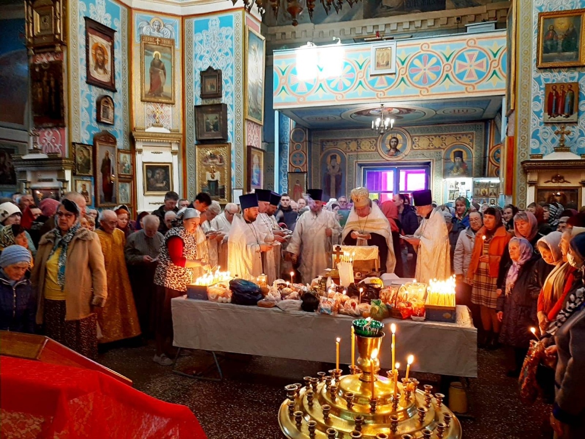 В Радоницу и последующие дни надо пойти в храм и помолиться об усопших
