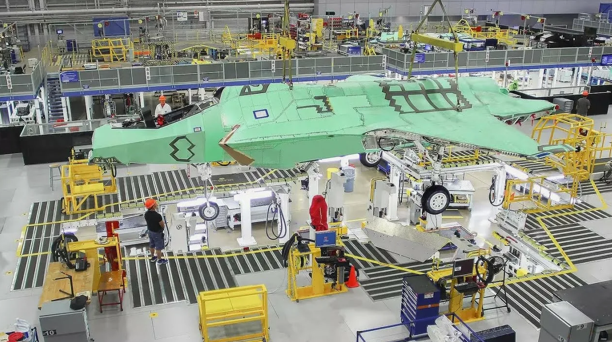 Маск обвинил Локхид, что большинство построенных Ф-35 идет не заказчику а на площадку, где их пытаются хотя бы примерно довести до уровня соответствия техзаданию. Фото Локхид Мартин