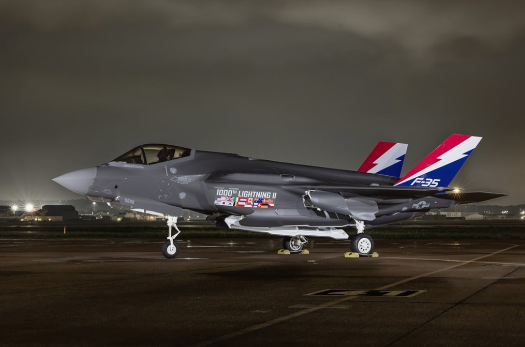 Любители Ф-35 часто заявляют о том, что произведено уже тысячу самолётов. Маск на это задает сакраментальный вопрос, а вы догадываетесь, сколько из них летает? И он явно что-то знает. Фото Локхид Мартин