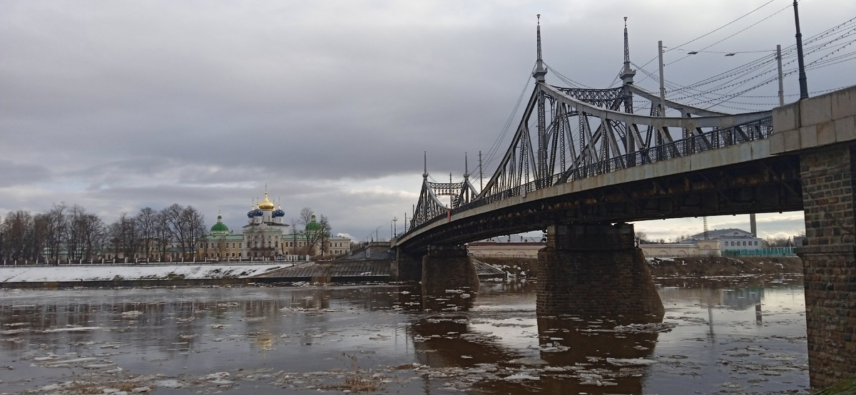 Староволжский мост. На противоположном берегу Императорский путевой дворец и купола Спасо-Преображенского собора. 