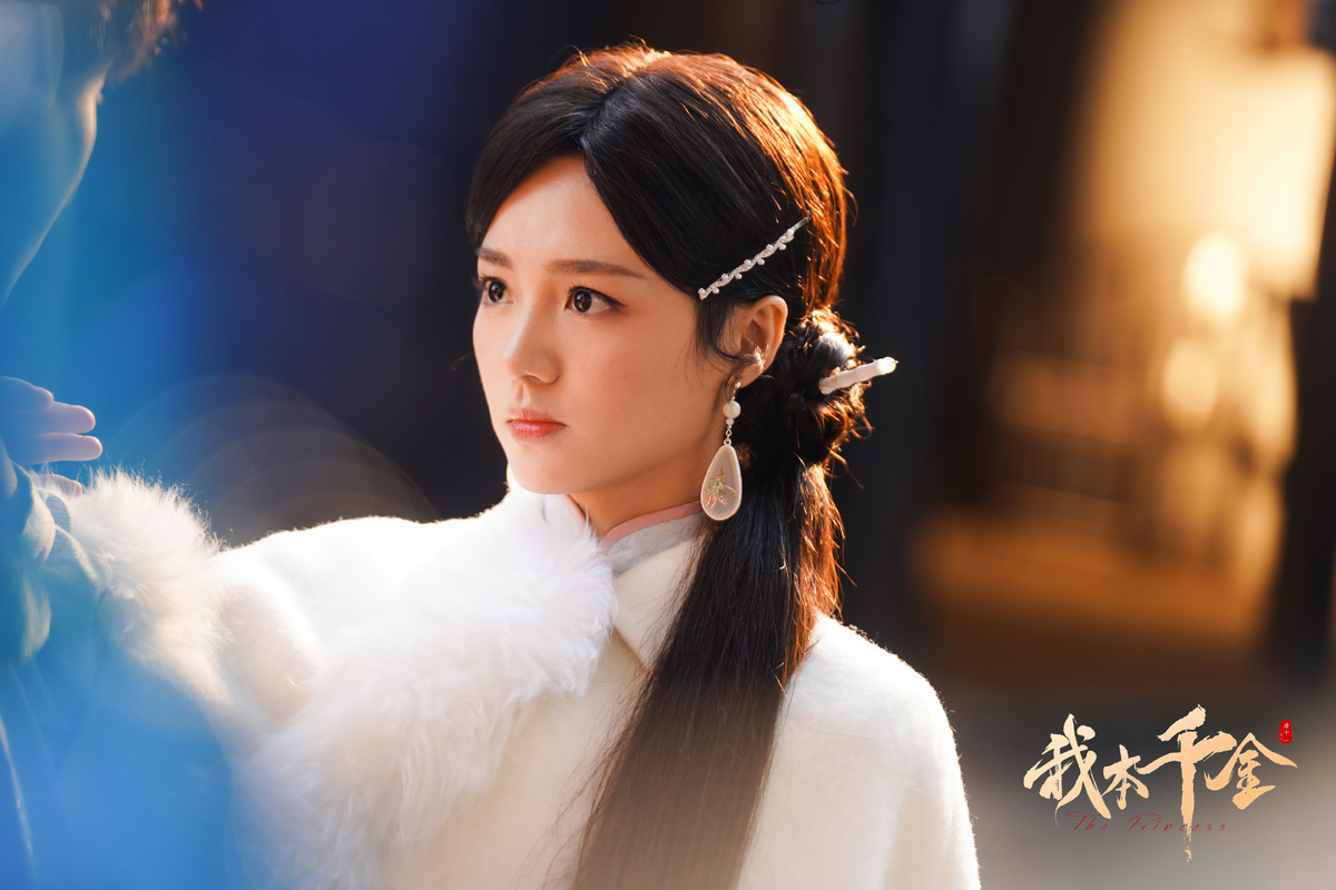 Кадр из дорамы "Она бездна и спасение"