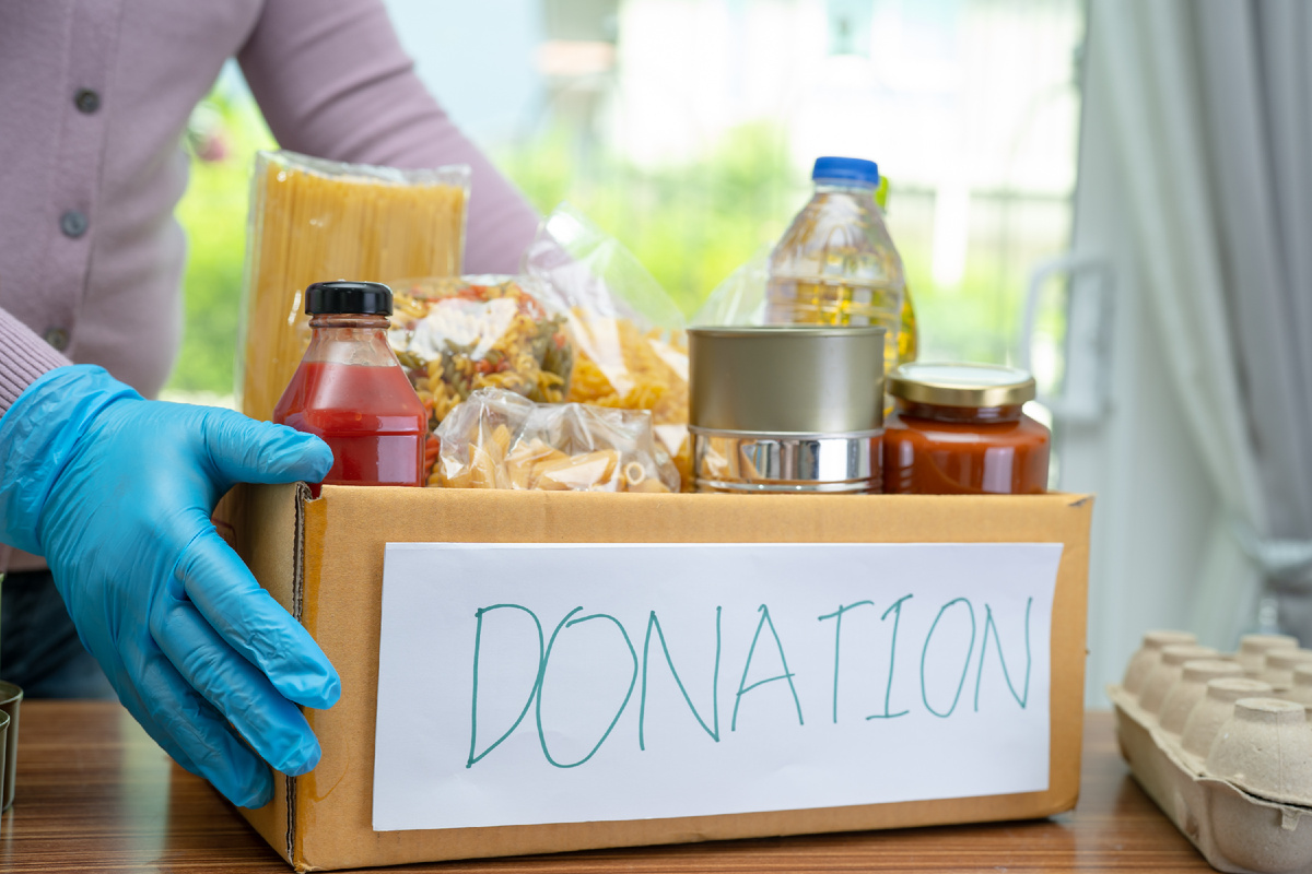 Человек может жертвовать мясные продукты питания, думая, что так он приносит благо нуждающимся. Хотя на самом деле он только лишь продлевает свое (а так же того кому он жертвует) существование в этом мире. Людям нужна духовная пища, и чистые продукты питания, не запятнанные кровью.