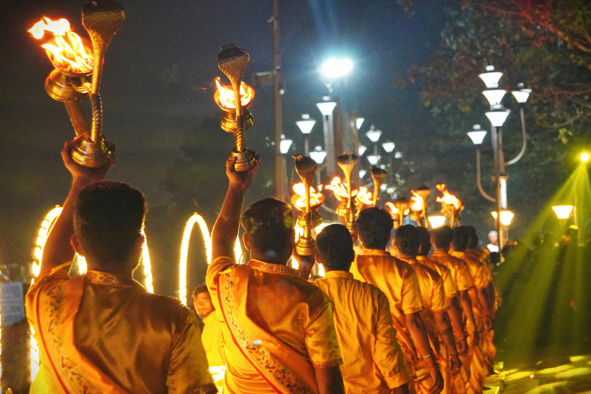 Когда человек, только начинает исполнять Нама киртану (повторение Святого Имени), практически сразу он чувствует умиротворение и прилив хороших ощущений, так как бхакти имеет природу избавлять от всех видов страданий материального мира и является самым благоприятным.