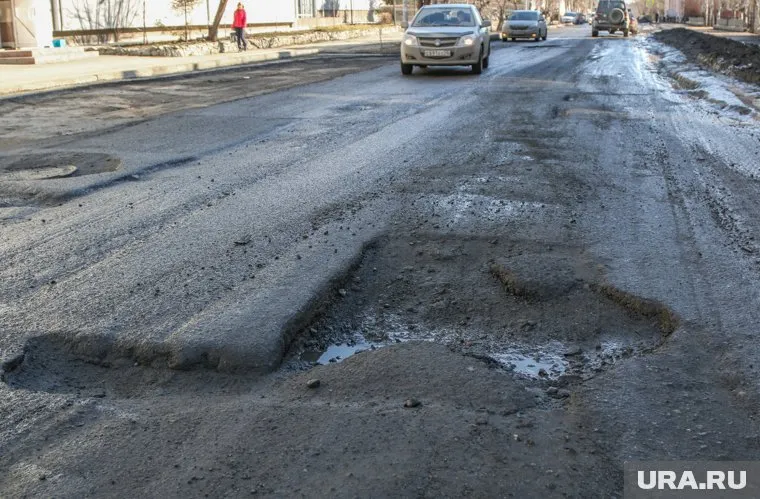 Дорога развалилась сразу в нескольких местах (архивное фото)
Фото: Игорь Меркулов © URA.RU