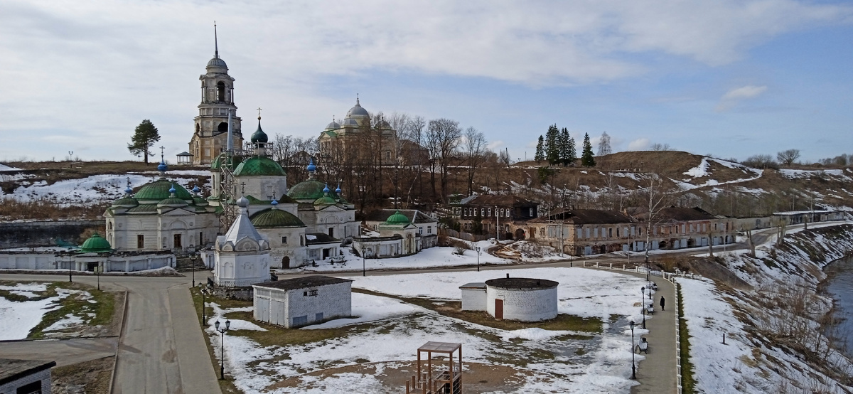Церковь Параскевы Пятницы (с зелеными куполами), позади нее - Церковь Спаса Нерукотворного Образа под колокольней, правее,  за деревьями - Собор Бориса и Глеба, на переднем плане,  прямо за трансформаторной будкой - часовня Александра Невского
