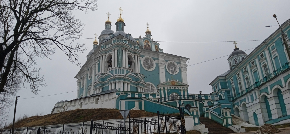 Свято-Успенский кафедральный собор  возведен в начале XVIII века в память о героической обороне Смоленска 1609–1611г.г.