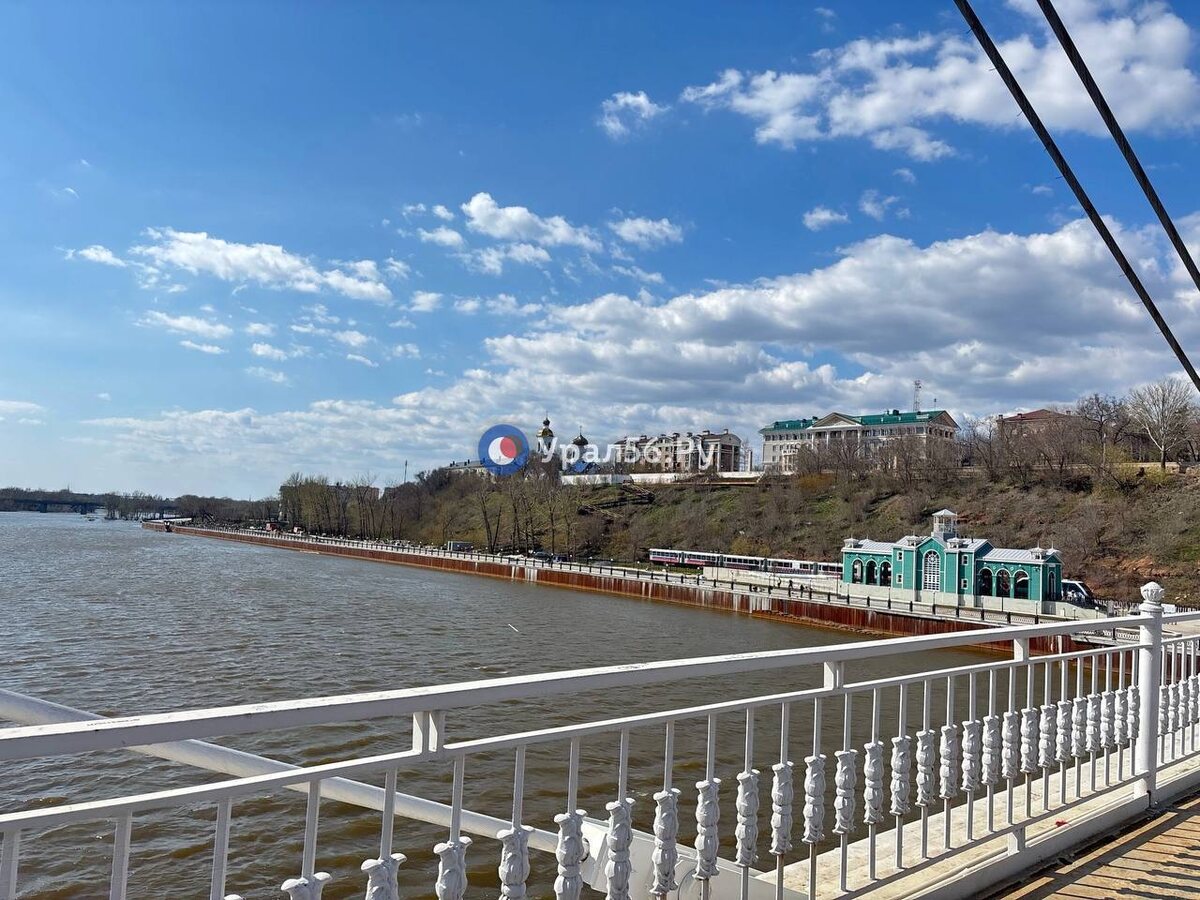    С приходом осадков в Орске немного поднялся уровень Урала, в Оренбурге он продолжает опускаться