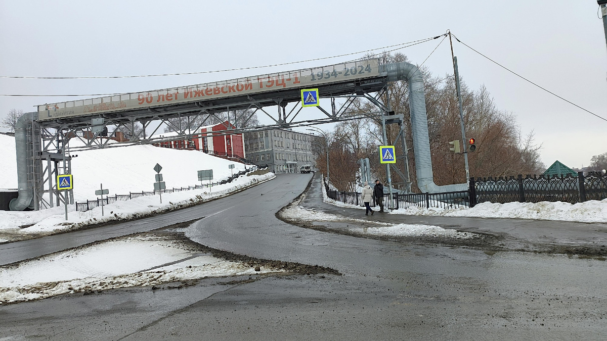 Справа от дороги городская ТЭЦ. Недалеко от набережной. (Везде спуски либо подъёмы).