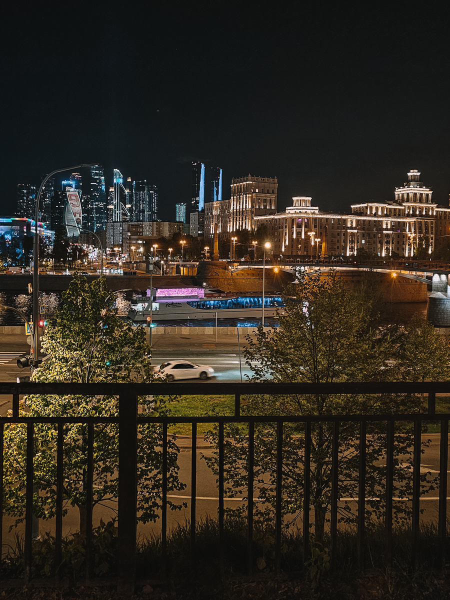 А по дороге ловлю контрасты исторической и современной Москвы